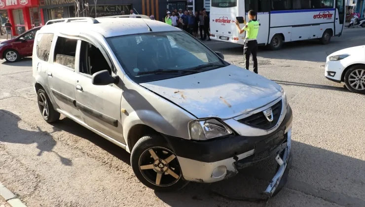 Kilis’te Motosiklet ile Hafif Ticari Araç Çarpışması: 2 Yaralı