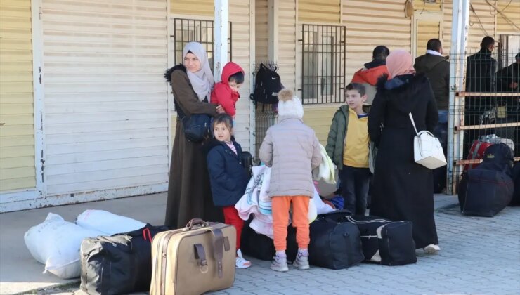 Esed rejiminin devrilmesinin ardından Türkiye’deki Suriyeliler ülkelerine dönüyor